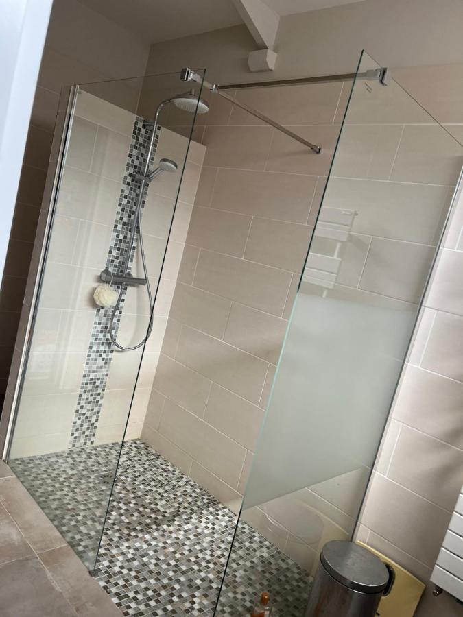 Charme Moderne Bed and Breakfast Le Val-Saint-Germain Exteriör bild